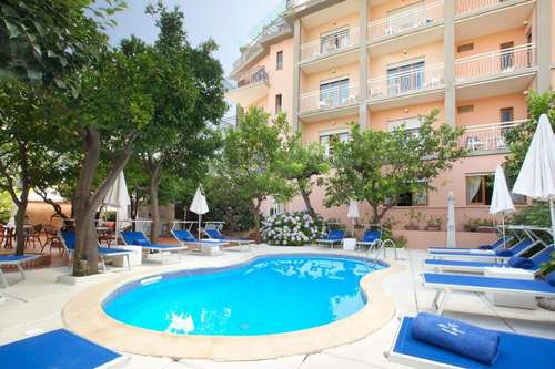 www.hotelreginasorrento.com