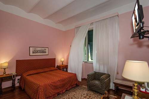 www.hotelrexlucca.com
