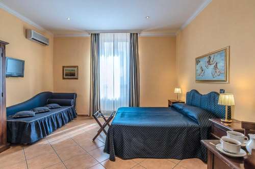 www.hotelcaracciolo.com