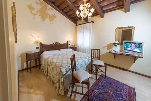 www.hotellarescossa.com