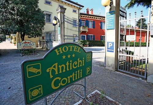 www.hotelantichicortili.it