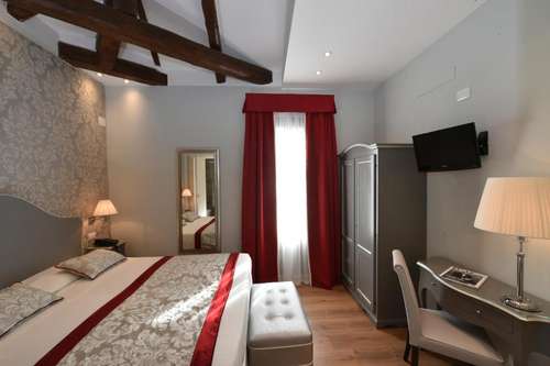 www.villarosahotel.com