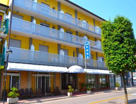 www.hotelannacaorle.it