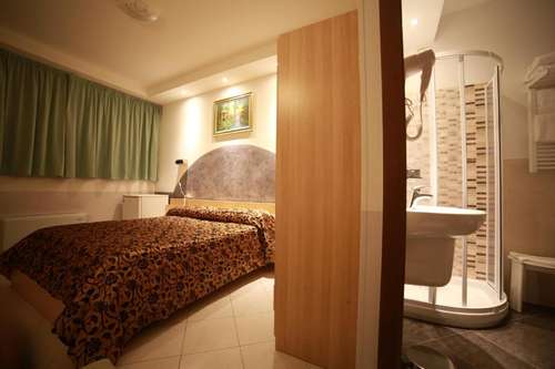www.hotellaghetti.com