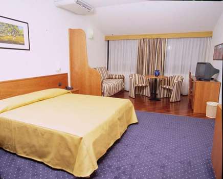 www.hotel-serenella.com