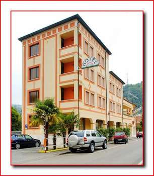 www.hotelristorantezenari.it