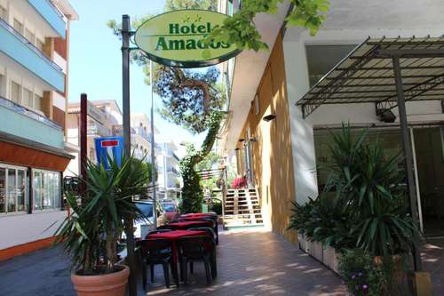 www.hotelamados.com