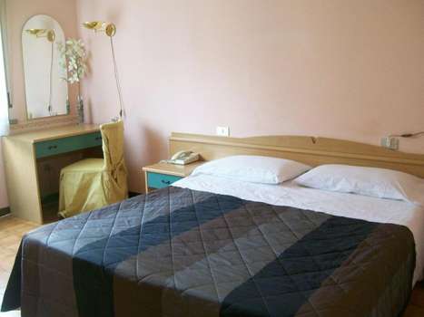 www.larostahotel.it