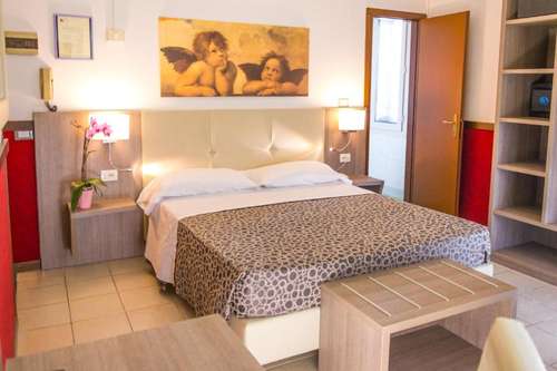 www.hotelromavenezia.com