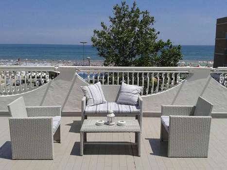 www.hotelrosalbariccione.com