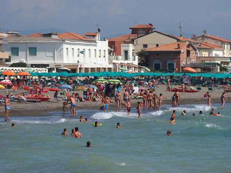www.hotelauroracecinamare.it