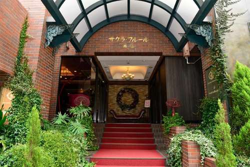 www.sakura-hotels.com