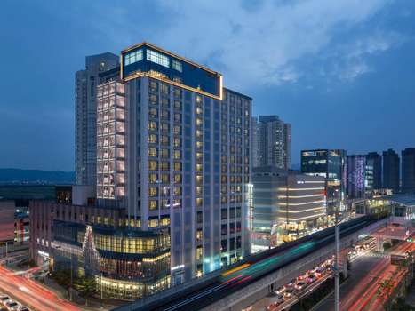 www.isquare-hotel.com