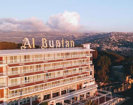 www.hotelalbustan.com