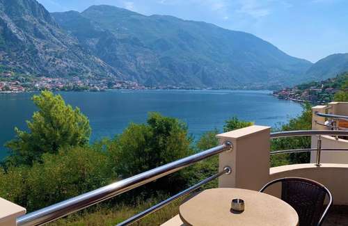 www.hotelgalia-kotor.com