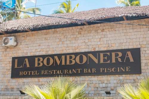 www.hotel-labombonera.com