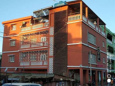www.hotel-goldenhouse.com