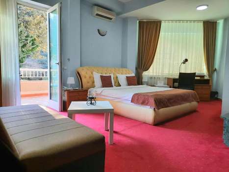 www.hotelaristocrat.mk