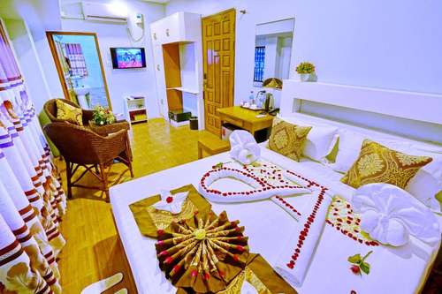 www.hotelauroramdy.com