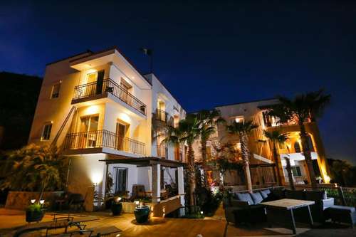 www.mariamarsuites.com