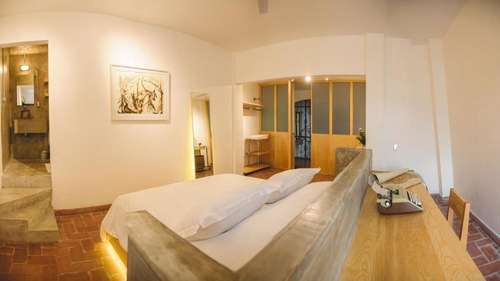 www.agradoguesthouse.com