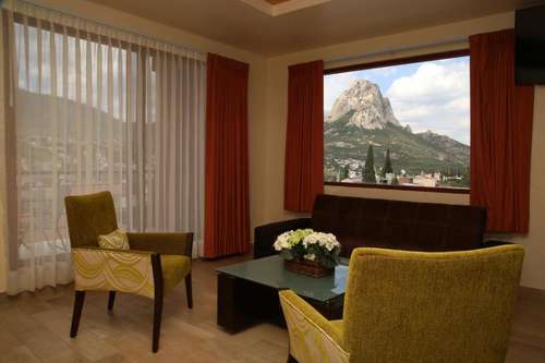 www.hotelplazabernal.com