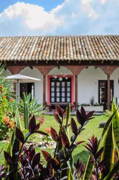 www.hotelcasadelina.com