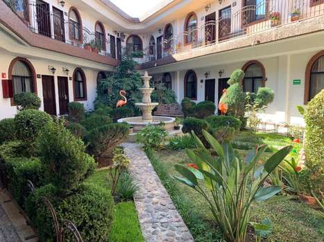 www.hotellosarcosparral.com.mx