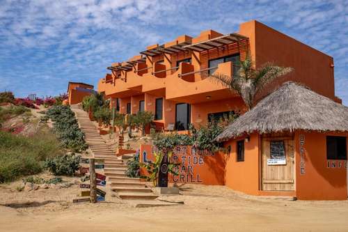 www.cerritosbeachhotel.com