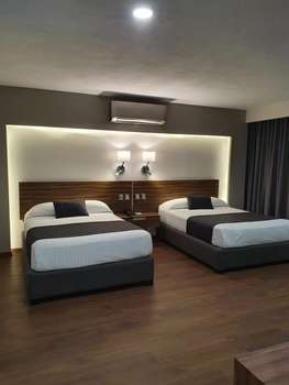 www.estanzahotel.com