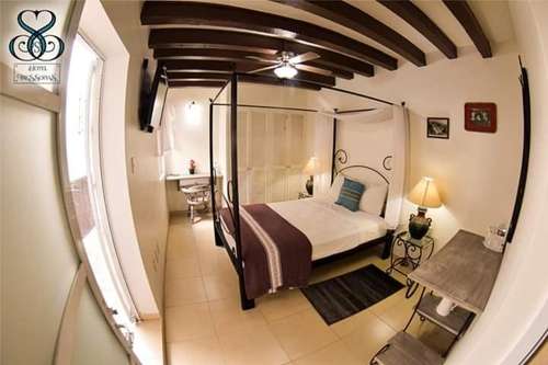 www.hoteltressofias.com