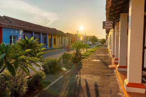 www.hoteldonajuana.com
