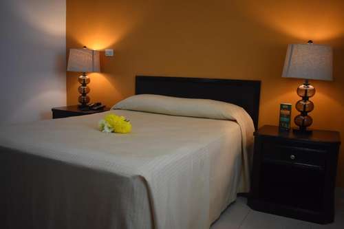 www.hotelmiraflores.com