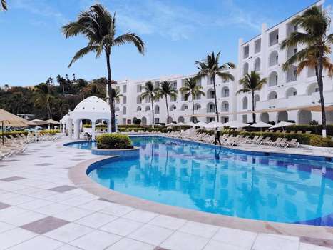 www.hotelsierramanzanillo.com