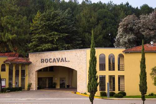 www.hotelrocaval.com