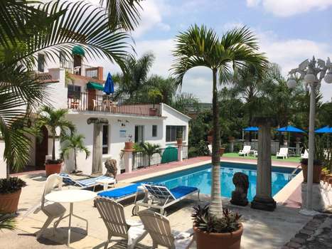 www.hotelbajoelvolcan.com.mx