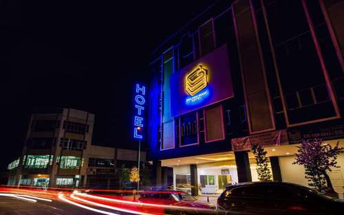 www.goldenroofhotel.com