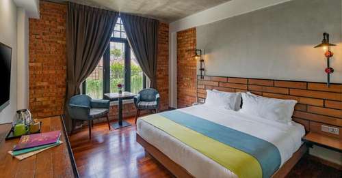 www.treasureshotel.com