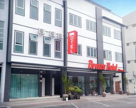 www.brezzahotelsitiawan.com