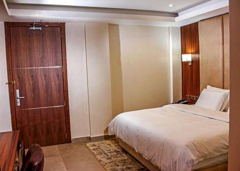 www.joshestherolivehotel.com