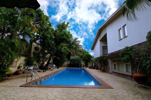 www.lacourhotels.com