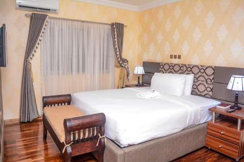 www.mahoganyhotelandsuite.com