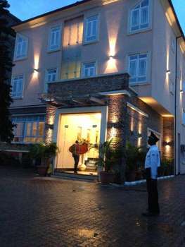 www.grandbeesuites.com