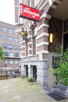 www.hotelamsterdaminn.com