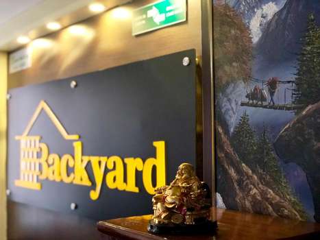 www.hotelbackyard.com