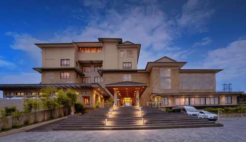 www.sarangkotmountainlodge.com