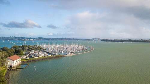www.oceanbreezehotel.co.nz