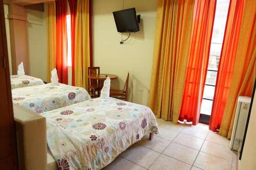 www.hoteloroverdesuitesiquitos.com
