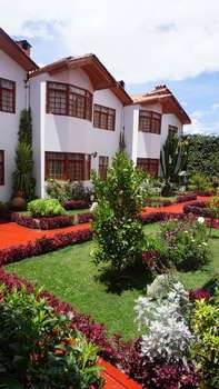 www.villavalenciahotel.com