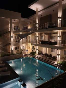www.rovirasuites.com